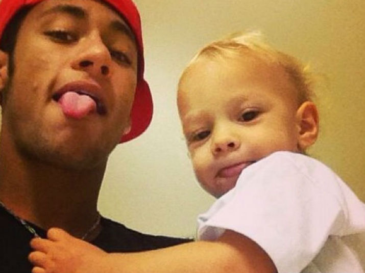 Será que o jogador vai conseguir ficar longe do filho ou vai acabar levando o menino junto?Veja também: Neymar chega à Espanha para ser apresentado como reforço do Barcelona