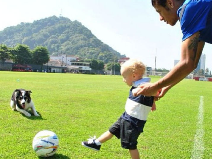 Neymar é papai jovem e de primeira viagem, mas não esconde o amor que sente pelo filho