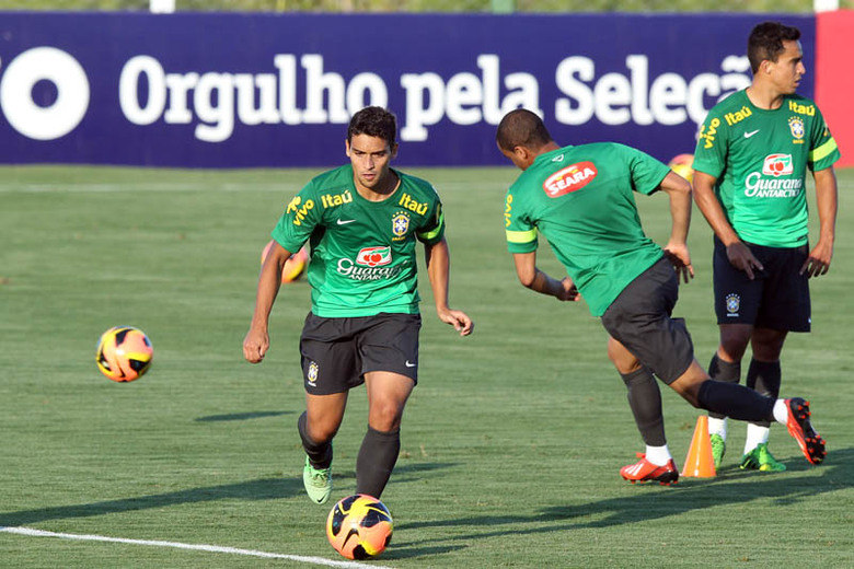 Jean foi aproveitado pelo time profissional do São Paulo, mas acabou dispensado no fim de 2010. Hoje, ele brilha no Fluminense e também foi campeão da Copa das Confederações com a seleção