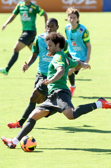 Marcelo, que deve ser o dono da lateral-esquerda do técnico Felipão, foi outro destaque do treino realizado nesta quarta-feira (5)