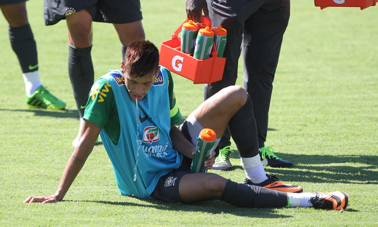 O atacante Neymar não está tendo uma vida muito tranquila ultimamente. Após defender a seleção contra a Inglaterra, no último domingo (2), o craque foi até a Espanha para ser apresentado ao Barcelona, retornou ao Brasil e já está em Goiânia treinando com o grupo do técnico Felipão. Neymar mostrou diversas vezes sinais de cansaço durante o treino, que aconteceu nesta quarta-feira (5)