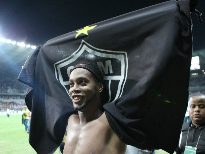 Ronaldinho Gaúcho sofreu
grave lesão na coxa direita, no treino da última quinta-feira (26), e pode desfalcar
o Atlético-MG até o fim de 2013. Dependendo do processo de recuperação, ele
pode ficar de fora do Mundial de Clubes, que acontecerá no Marrocos, em
dezembro