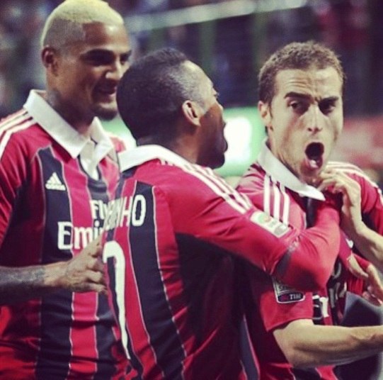 Os dirigentes não perderam tempo e já foram atrás da equipe do Milan para saber quanto precisa gastar para ter Robinho de voltaVeja mais: Robinho vira rapper e lança os “Manos de Milão”