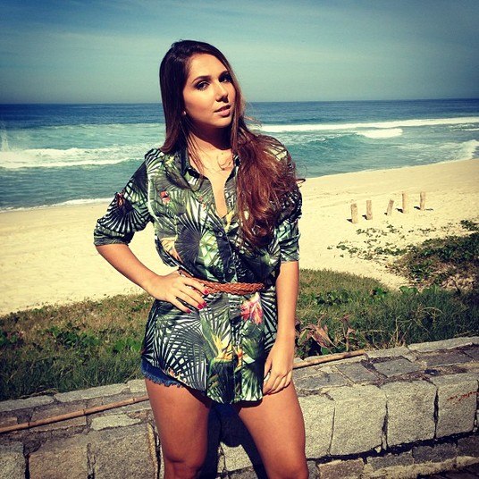 Aos 19 anos, Carol Portaluppi quer provar que é muito mais que um rostinho bonito. Filha do ex-jogador de futebol Renato Gaúcho, a gata teen conquistou milhares de fãs na internet com as fotos do seu dia-a-dia, mas sonha em alçar voos mais altos.Explorando o meio artístico, a gata teen ainda não sabe ao certo qual rumo dará para sua carreira e, no momento, seleciona os trabalhos que mais lhe interessam. O último deles foi como musa do clipe do sertanejo Wagner Simão.Focada em sua carreira, a gata teen deixa o romance de lado e investe no seu relacionamento sério com a academia.Solteira desde o início do ano, a filha de Renato Gaúcho viu seu nome envolvido em boatos de affairs com esportistas, que contribuíram para o fim de seu namoro com o estudante Carlo Meneghisso.Em entrevista ao R7, a musa teen falou sobre os novos passos de sua carreira, revelou os seus segredos de beleza e desabafou sobre a influência da mídia em sua vida pessoal.Confira, nas próximas fotos, a entrevista completa com Carol Portaluppi Texto e entrevista: Ana Paula de Freitas, do R7