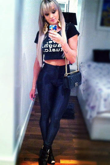 Juju Salimeni adora top cropped. A bela tem uma verdadeira coleção de camisetas curtas que usa com peças de cintura alta