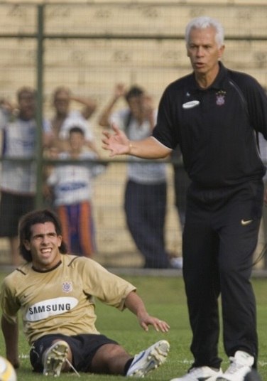 Após 7 anos, o técnico Leão revelou os bastidores da saída de Tevez do Corinthians. Em entrevista ao programa A Última Palavra, da Fox Sport, o treinador afirmou que o argentino saiu do Timão ofendendo o então presidente Alberto Dualib. Ele ainda explicou porque tirou a braçadeira de capitão do jogador.- Ninguém entendia o que ele falava