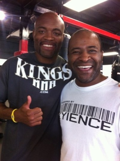 Anderson Silva é muito amigo do treinador Rafael Cordeiro, mas ele já pensou até em matar o companheiro. Em seu livro, ele afirmou que chegou a pegar uma arma, mas desistiu da ideia a tempo