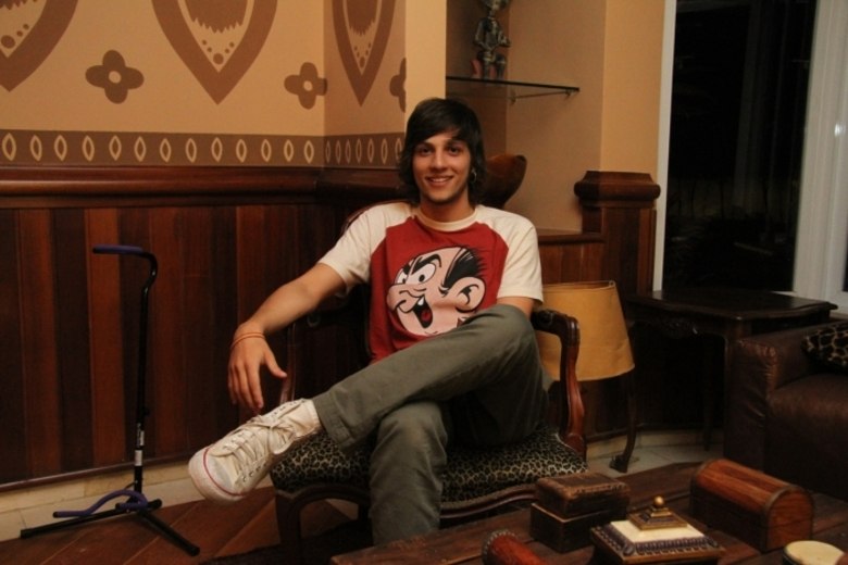 Chay se esbaldou na mansão onde os participantes do Ídolos ficavam confinados. Nesta foto, Chay está no cômodo que dizia ser seu preferido na grande residênciaDescubra onde comprar ingressos para o show solo do Chay em SP