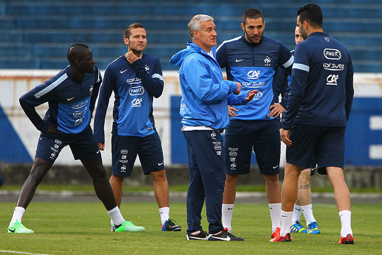 A França chegou na quinta-feira (6) a Porto Alegre, local do jogo. Ribery não veio, e o atacante Benzema é o principal astro do time