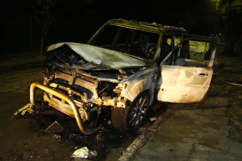 Cerca de uma hora depois, o veículo da vítima foi encontrado todo queimado por policiais militares da 2ª Cia do 16º Batalhão, na rua Professor Santiago Dantas, próximo à Favela Real Parque, no Morumbi, na mesma região