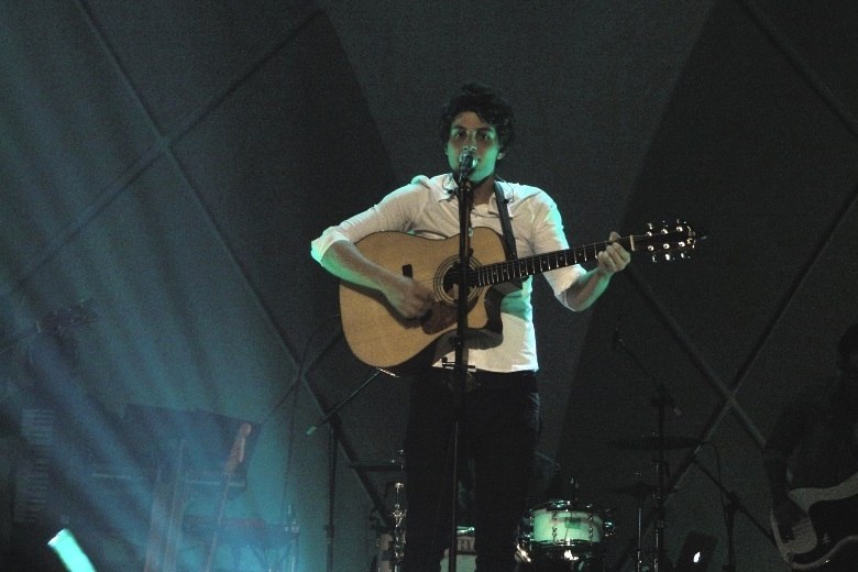 Neste domingo (9), Chay Suede fez o primeiro show de sua carreira solo. Os fãs do cantor lotaram o Cine Joia, na região central de São Paulo, e fizeram com que Chay estreasse em grande estilo. Além disso, alguns famosos prestigiaram o evento. Confira tudo o que rolou nas próximas fotos!