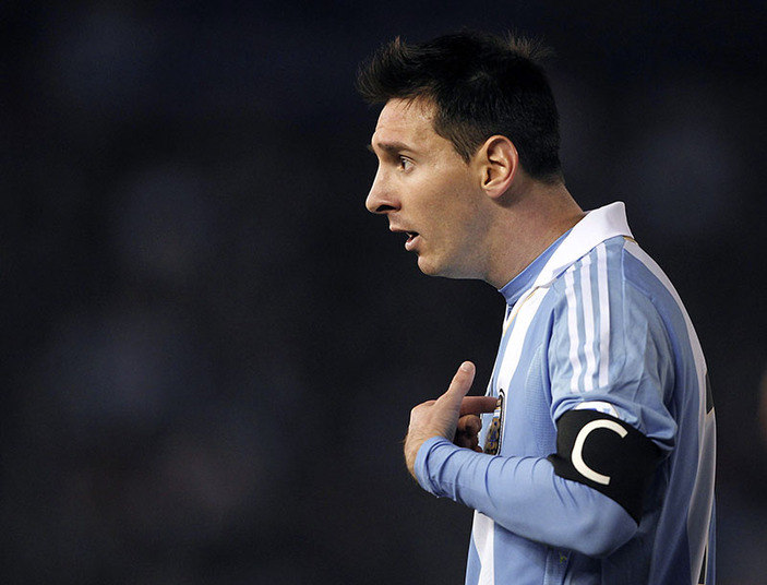 Lionel Messi, craque de futebol argentino, sempre passou uma imagem de bom moço para toda a imprensa mundial e também para os seus fãs. Entretanto, acontecimentos recentes na carreira do atacante mostram que a vida dele possa estar de cabeça para baixo. Confira o por que a seguirVeja também: Mundial do Corinthians iniciou o ciclo de reviravoltas no esporte