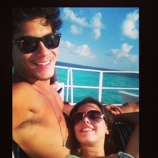 Arthur Aguiar e Giovanna Lancellotti adoram viajar juntos. Eles visitaram Cancún, no México. Dá para achar pacotes de uma semana por cerca de R$ 5 mil. Não é tão caro, né? Acontece que o preço sobe com passeios de barco, compras e outros mimos