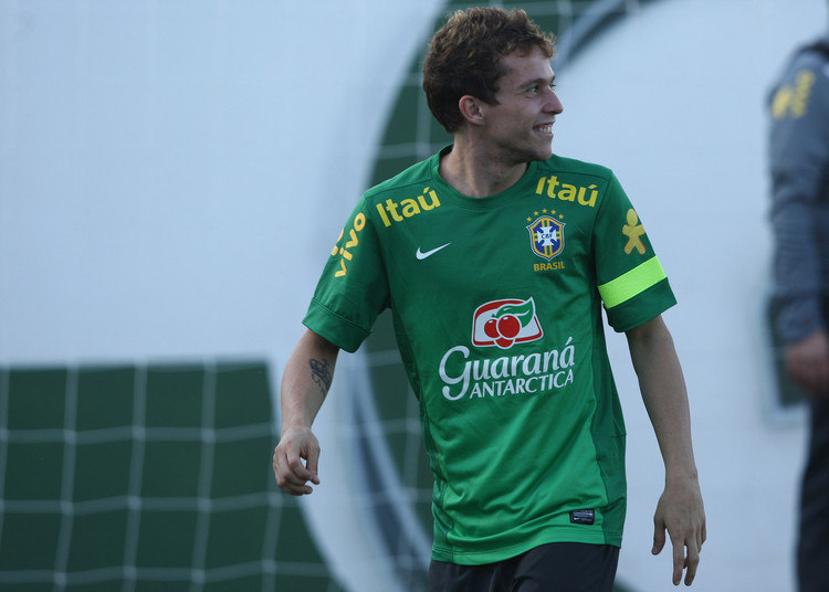 

Craque do Atlético Mineiro e
reserva da seleção brasileira, Bernard também deve deixar o Brasil após a
disputa da Copa das Confederações. Até o momento, o Borsussia Dortmund já
manifestou interesse no meia-atacante e, segundo o jornal Sunday People, o
Tottenham pretende enviar uma proposta nos próximos dias. Ainda de acordo com a
imprensa europeia, o Galo teria pedido cerca de R$ 50 milhões para liberar o
destaque do time
