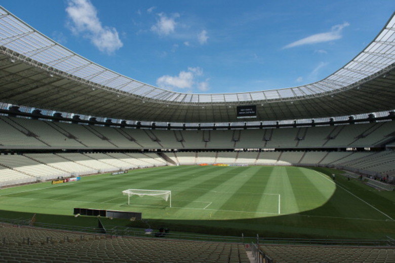 O estádio cearense foi o primeiro palco da Copa a ser inaugurado, em dezembro de 2012, e chamou a atenção pela eficiência de seus operários: a construção do estádio durou apenas 21 meses. O Castelão conta com&nbsp;estacionamento, centro olímpico, piscina e ginásio multiuso, além de geração de energia eólica e é um dos palcos mais elogiados do Mundial