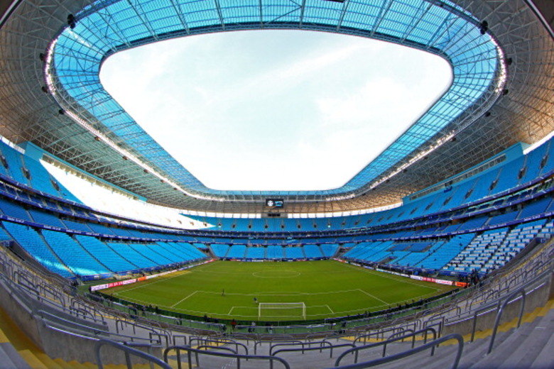 O amistoso entre Brasil e França, no último domingo (9), em Porto Alegre, agradou e muito aos dirigentes da Fifa. Tanto a infraestrutura da Arena do Grêmio, como o atendimento aos torcedores e o entorno do estádio não ficaram muito atrás do que se vê na Europa. A três dias do início da Copa das Confederações, o único problema que a entidade máxima do futebol vê é o fato da arena gaúcha não compor o torneio no Brasil, tampouco a Copa do Mundo de 2014. Saiba como estão os demais estádios brasileiros para a competição de seleções deste mês!