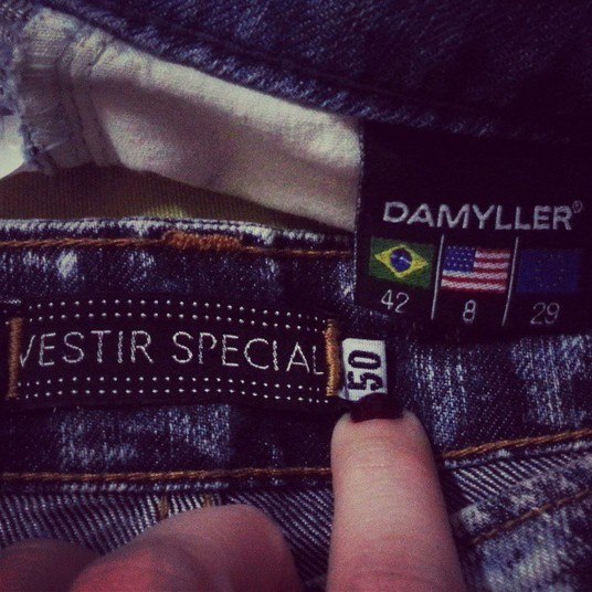 A foto de duas calças jeans comprovou o feito, Paulinha está mesmo mais enxuta. E o segredo da silhueta esguia e 18 kg mais magra ela revelou ao jornal Extra: água