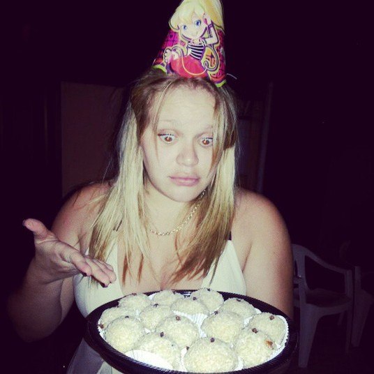 Em um aniversário, Paulinha passou vontade! Cobiçou e até tirou foto com a bandeja de beijinhos, mas jura que não comeu nenhum