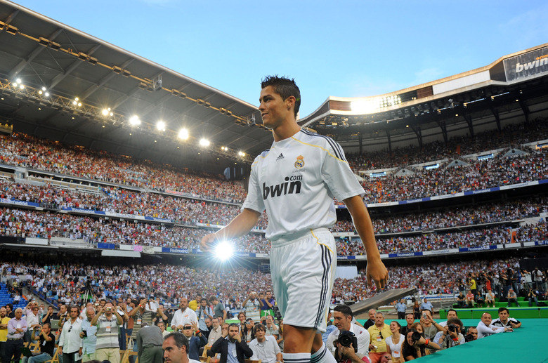 

Já em 2009, o craque acertou com
o Real Madrid por cerca de R$ 256 milhões. Pelo clube espanhol, o português
atingiu o ápice da carreira ao assinalar 146 gols em 135 partidas disputadas