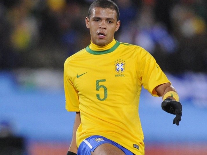 Outro nome ventilado é o de Felipe Melo. Segundo um jornal italiano, o volante, que jogou na Copa do Mundo da África do Sul, poderia pintar após uma proposta de cerca de R$ 12 milhões para a Juventus, da Itália