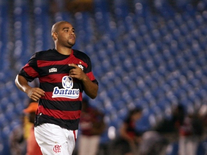 

Já o Adriano “Imperador” está sem clube desde novembro de
2009. O atacante não teve boas passagens pelo Corinthians e Flamengo – seus dois
últimos clubes – mas tem grande história e um currículo de respeito. O atleta ainda pode ser uma
opção

