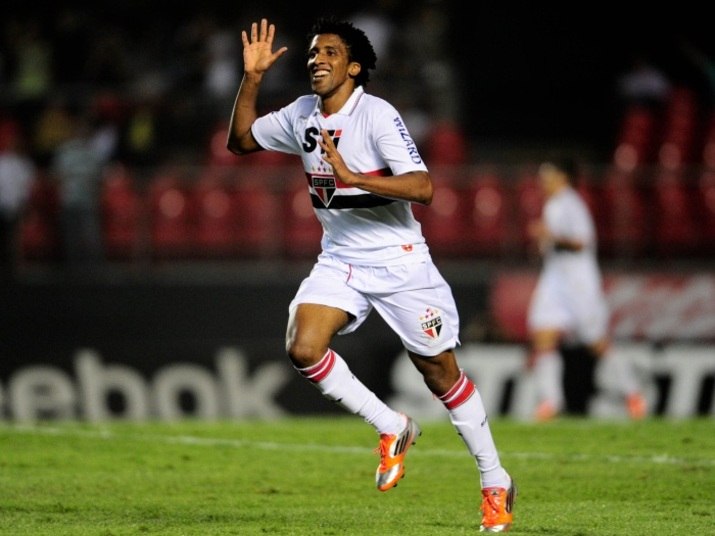 

A pausa do Campeonato Brasileiro para a disputa da Copa das
Confederações pode ser uma oportunidade para os times buscarem reforços e ficarem
mais fortes para o segundo semestre.

E no momento, o mercado tem boas opções e há jogadores que
até já passaram pela seleção brasileira e estão disponíveis. Cortez, por
exemplo, já defendeu o Brasil, foi dispensado pelo São Paulo e aguarda propostas. Quem quer?

