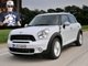 Depois do Porsche foi a vez do Mini Cooper (R$ 74.150 a R$ 145.950) 
estacionar na garagem de Neymar. Entretanto, o contrato com a Volkswagen
 só permite ao craque usar carros do novo patrocinador e, apesar de 
ganhar de presente uma VW Touareg (preço mínimo de R$ 254.140), ele 
preferiu um Audi, marca do mesmo grupo alemão. O modelo escolhido foi o 
carro do “Homem de Ferro”. Descubra na imagem a seguir