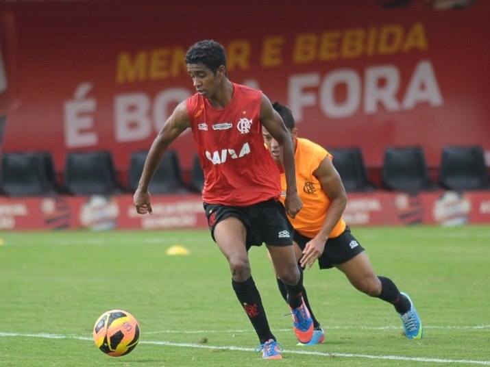 SOBE – Carlos Eduardo Apesar da alta expectativa, o meia Carlos Eduardo ainda não rendeu o esperado no Flamengo. O atleta que já teve passagem pela seleção brasileira e jogava no futebol alemão, chegou ao Rubro-Negro como a principal contratação para a temporada, mas ainda não agradou. Com a chegada de Mano, no entanto, a história pode ser outra. Jogador e técnico trabalharam juntos em 2007, no Grêmio, e o meia teve destaque. Carlos Eduardo já disse estar feliz com a chegada do técnico