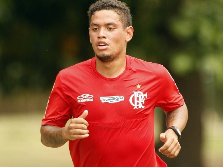 O treinador ainda poderia trazer o meia Carlos Eduardo, que pertence a Carlos Leite, mesmo empresário de Mano e de outros atletas, como Elias e André Santos