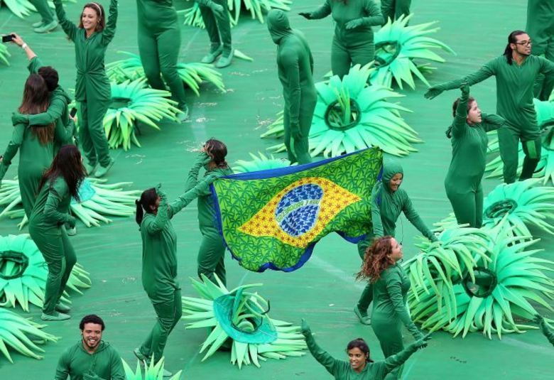 Verde, amarelo, azul, branco e muitas outras cores marcam o início da festa