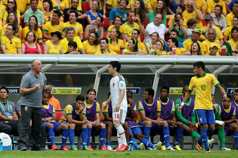 Como de costume, Felipão gesticula bastante e grita com seus jogadores à beira do gramado; sobrou até para o Neymar, autor do primeiro gol da seleção 