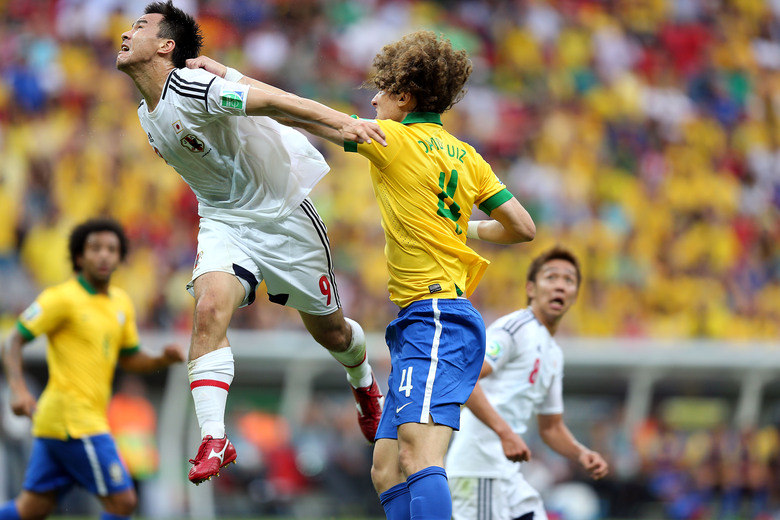 O primeiro tempo foi bastante equilibrado entre as seleções, com bastante pegada no meio de campo; na foto, o zagueiro David Luiz em disputa de bola 