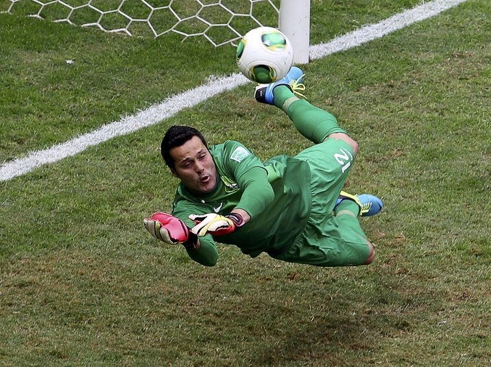 Julio Cesar espalma bola em lance de perigo para o time do Brasil; japoneses chegaram próximo ao gol brasileiro três vezes no primeiro tempo 
