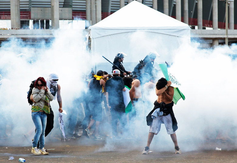 Tanto estudantes quanto os manifestantes tiveram que conviver com nuvens do gás lacrimogêneo lançado pela Tropa de Choque