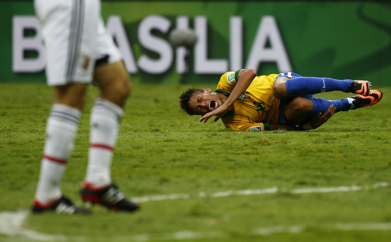 Um dos jogadores mais caçados do Brasil, Neymar recebeu uma falta por trás do japonês Hasebe, que levou cartão amarelo