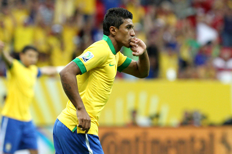 O volante goleador comemorou o gol junto aos outros jogadores