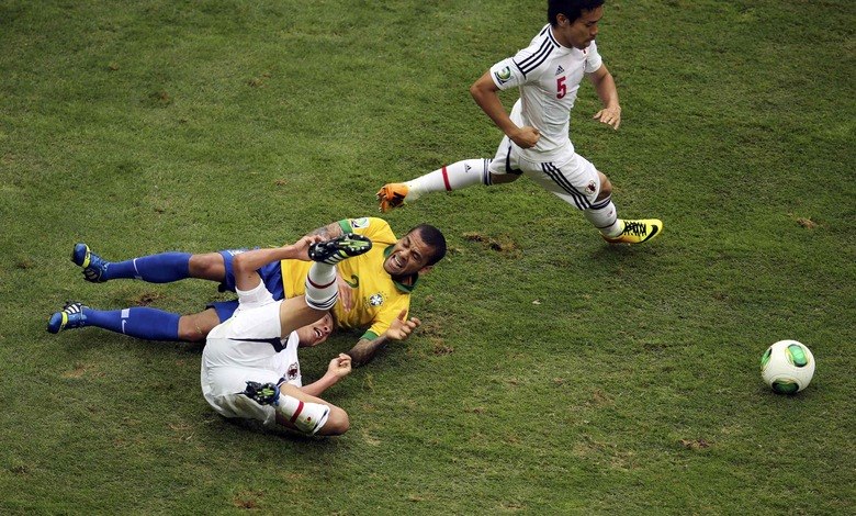 Como no primeiro tempo, os japoneses não se intimidaram com o gol logo 
no início e foram para cima do time brasileiro, aumentando as disputas 
pela bola no meio do campo