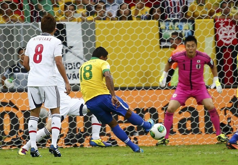 O segundo gol do Brasil veio aos dois minutos do segundo tempo; o volante 
Paulinho recebeu passe de Daniel Alves na grande área e acertou o canto 
do goleiro japonês Kawashima
