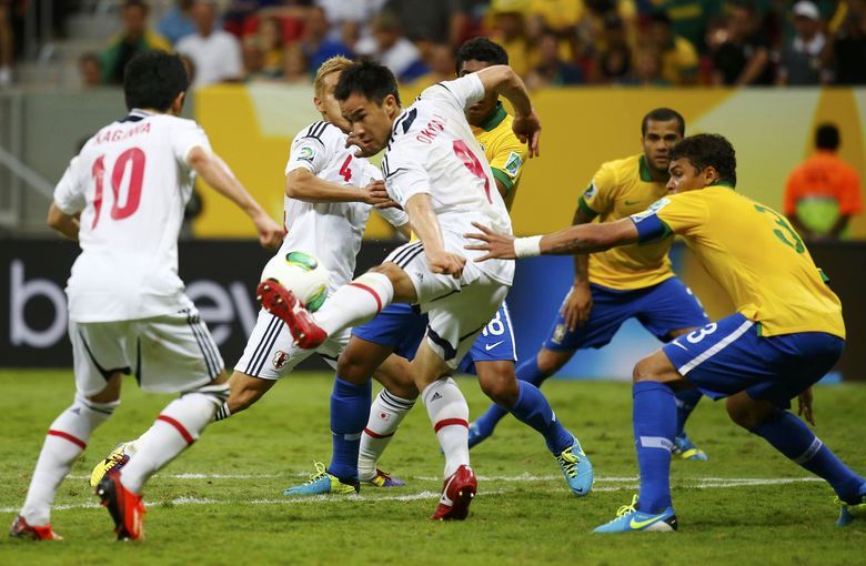 O Japão passou a pressionar mais o Brasil no segundo tempo; na foto, o capitão Shinji Okazak tenta furar o bloqueio brasileiro na defesa