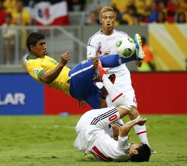 Ao lado de Neymar, o volante Paulinho, autor do segundo gol, foi um dos mais marcados em campo pelos jogadores japoneses