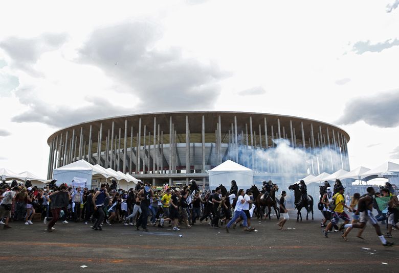 Se dentro de campo, a abertura da Copa das Confederações foi 
marcada pela vitória da seleção brasileira por 3 a 0 sobre o Japão, do 
lado de fora do estádio Mané Garrinha a imagem que ficou foi a do 
confronto entre a polícia e os manifestantes