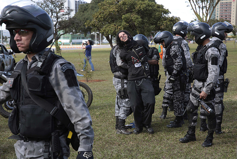 Manifestante é preso durante protesto do lado de fora do estádio Mané Garrincha
