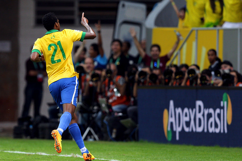 A torcida vibrou muito com o terceiro gol da seleção brasileira, que fechou com chave de ouro a estreia do Brasil na Copa das Confederações  