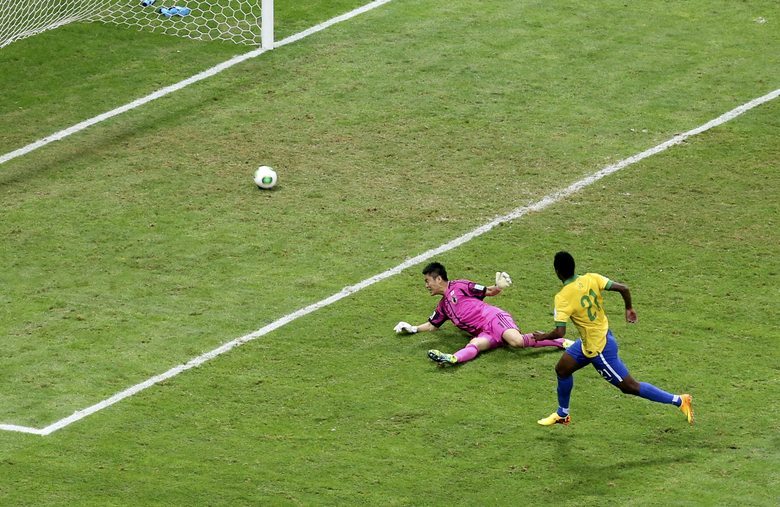 Em bela jogada do meia Oscar, o atacante Jô recebe de frente para o gol 
japonês e anota o terceiro gol da seleção brasileira, aos 47 minutos do 
segundo tempo