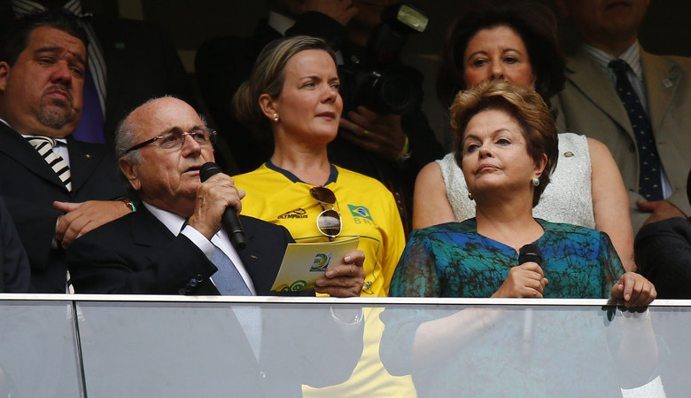 Após a abertura da Copa das Confederações, no estádio Mané Garrincha, neste sábado (15), a torcida brasileira protagonizou um ato inusitado antes do começo da partida entre Brasil e Japão. O presidente da Fifa, Joseph Blatter, foi vaiado durante o discurso inaugural da competição, assim como a presidente Dilma Rousseff. Após a barulheira dos torcedores, o chefão máximo do futebol mundial ficou visivelmente nervoso:— Por favor, amigos do futebol, mostrem ter respeito e fair play.Veja AQUI como isso aconteceu