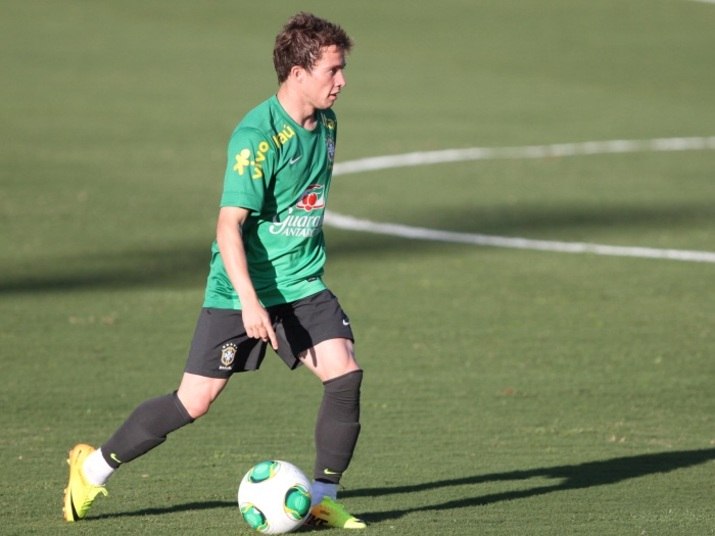 Bernard é o mais novo jogador brasileiro a figurar entre os possíveis negociáveis da seleção brasileira. Desta vez o atacante do Atlético-MG está sendo cotado para reforçar o Tottenham, da Inglaterra