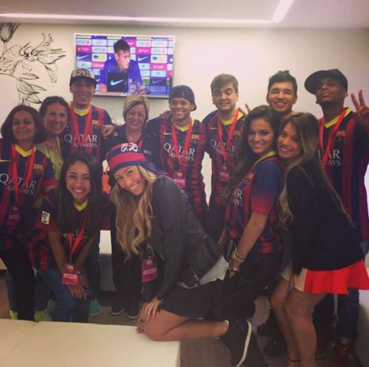 Ela sempre aparece em fotos com os 'parças' e a cunhada, Rafaella