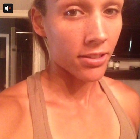 Atleta de esporte olímpico reclamando de falta de apoio não é, definitivamente, uma exclusividade do Brasil. Uma das principais velocistas dos Estados Unidos, Lolo Jones resolveu se aventurar no bobslead de olho nas Olimpíadas de Inverno do ano que vem, mas a experiência tem sido financeiramente um desastre. Tanto que, esta semana, ela divulgou um vídeo na Internet mostrando seu contra-cheque para reclamar de seu 'enorme' salário