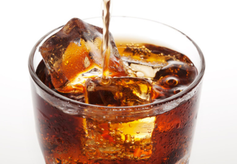 Refrigerantes diet e light não podem ser consumidos à vontade?Verdade. Essas bebidas não trazem nenhum valor nutricional para quem está precisando se alimentar corretamente e seguir um certo controle calórico. Além disso, se ingeridos durante as refeições, causarão dilatação do estômago e prejudicarão a digestão