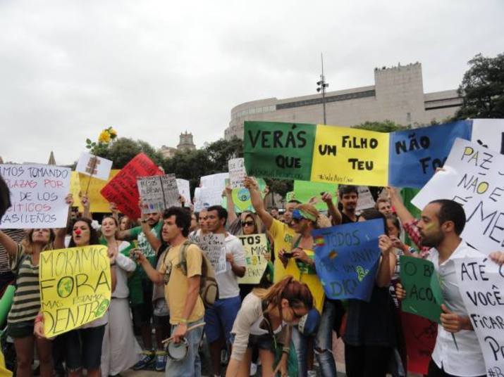 
	Em mais de 35 cidades espalhadas por todo o mundo, brasileiros organizaram manifestações e passeatas para essa terça-feira (18). Os protestos no exterior começaram no último domingo (16) e acontecerão ao 
longo da semana.As manifestações estão sendo organizadas nas redes sociais em apoio aos
 protestos realizados pelo Brasil, inicialmente contra o
 aumento do preço da tarifa nos transportes públicos e, agora, também 
contra a repressão policial e pela liberdade de manifestação.A seguir veja imagens das manifestações de hoje